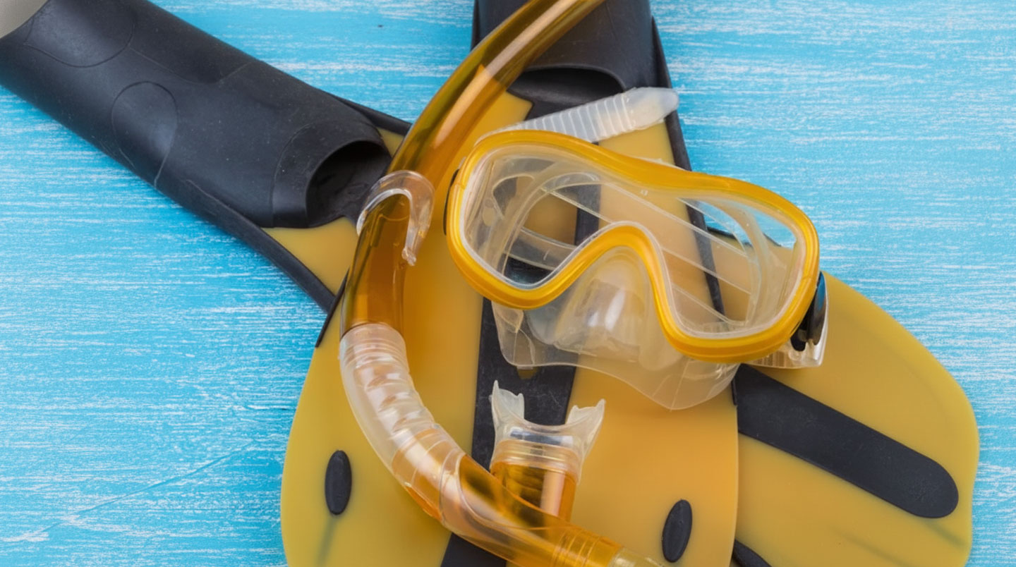 Plongeur en apesanteur sous l'eau consultant son ordinateur de plongée avec un masque bifocal correcteur